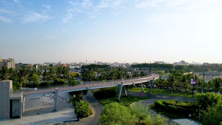 جسر مشاة في واجهة جدة البحرية، صورة جوية نهارية.