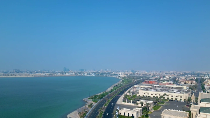 منظر جوي لواجهة جدة البحرية في يوم مشمس.