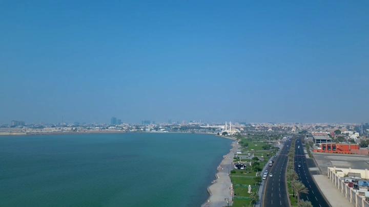 واجهة جدة البحرية في يوم مشمس، لقطة جوية.