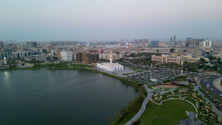 واجهة جدة البحرية في المساء، لقطة جوية.