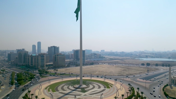 دوار العلم في جدة تحت سماء صافية، لقطة جوية.