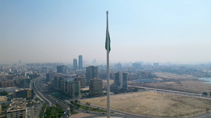 دوار العلم في جدة يظهر في وسط المدينة، لقطة جوية.