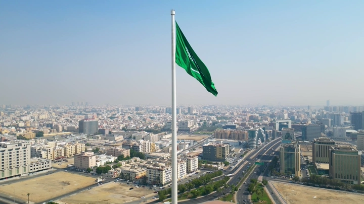 علم السعودية يرفرف فوق دوار العلم في جدة، لقطة جوية.