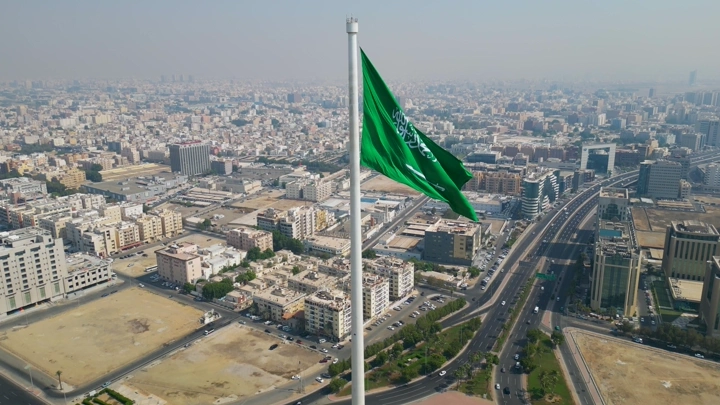 علم السعودية يرفرف فوق دوار العلم في جدة، لقطة جوية.