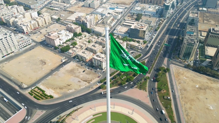 علم السعودية في دوار العلم بجدة، لقطة جوية.