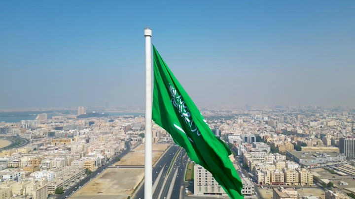 علم السعودية يرفرف فوق مدينة جدة، لقطة جوية.