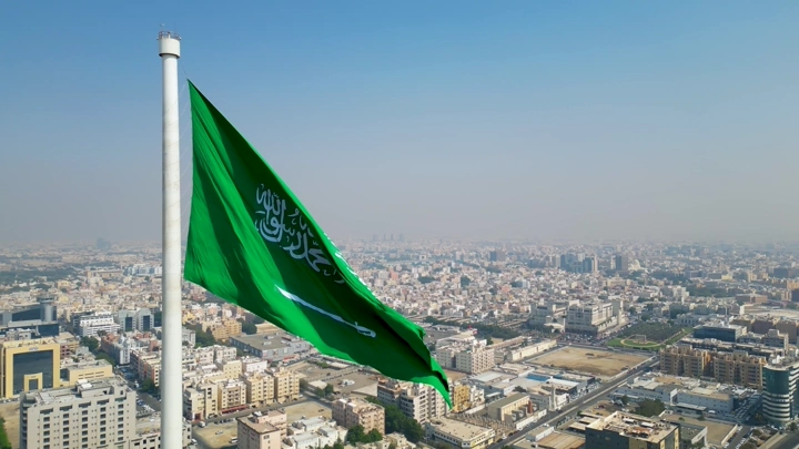 علم السعودية يرفرف فوق جدة، لقطة جوية.