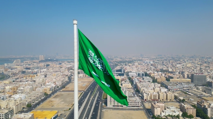 علم السعودية يرفرف فوق دوار العلم في جدة، لقطة جوية.