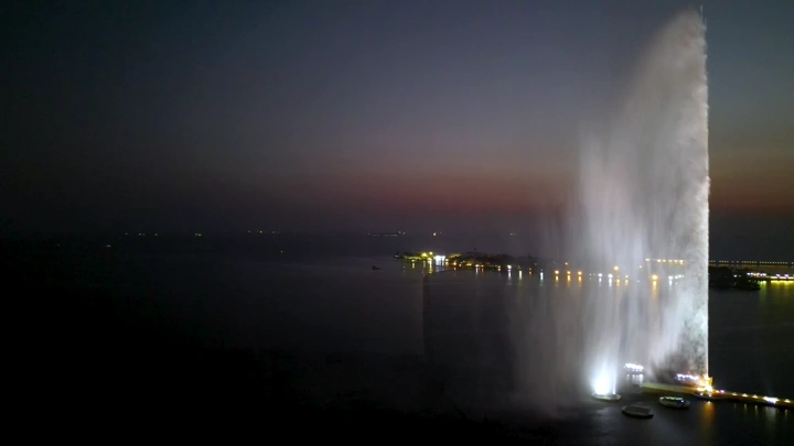 نافورة الملك فهد في جدة عند الغروب، لقطة جوية.