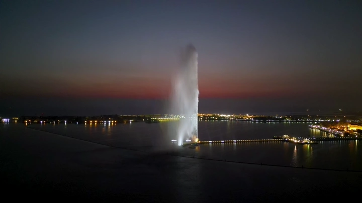 نافورة الملك فهد في جدة عند الغروب، لقطة جوية.