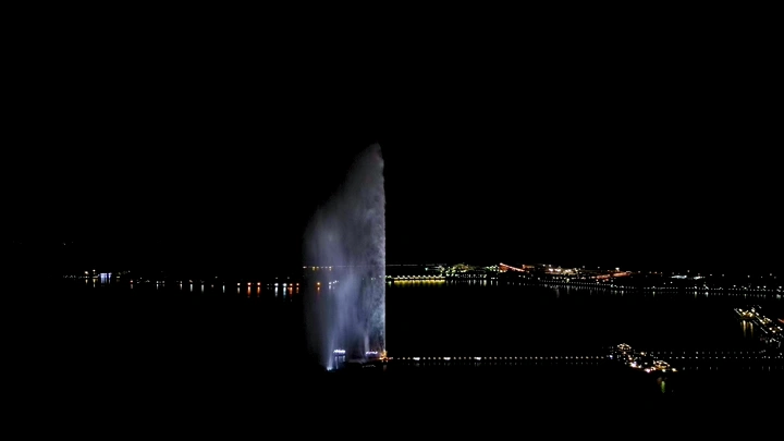 نافورة الملك فهد في جدة ليلًا، لقطة جوية.