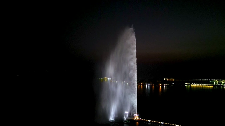 نافورة مضاءة في جدة ليلاً، لقطة جوية.