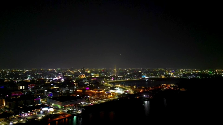 مدينة جدة ليلاً بإضاءة المباني، لقطة جوية.