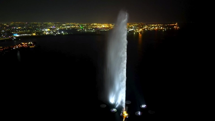 نافورة الملك فهد في جدة ليلاً، لقطة جوية.