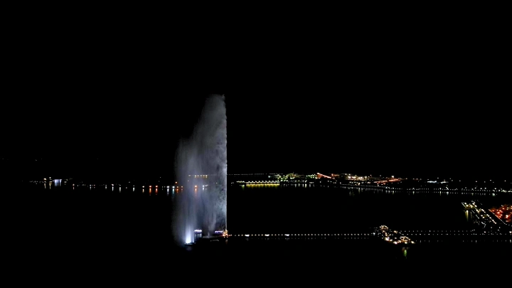 نافورة الملك فهد مضاءة في الليل، لقطة جوية