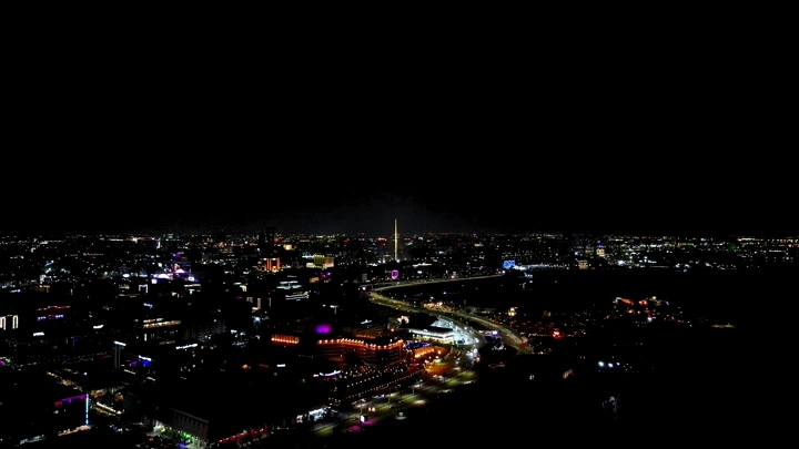 منظر جوي لمدينة جدة ليلاً بأضواء المدينة الساطعة. لقطة جوية .