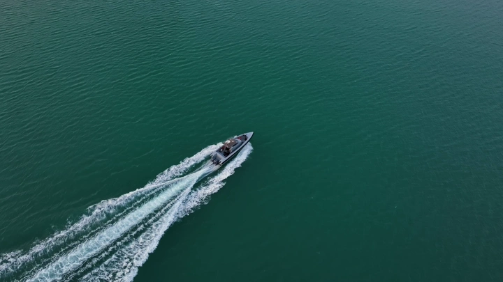 قارب سريع في البحر بالقرب من نافورة الملك فهد، لقطة جوية.