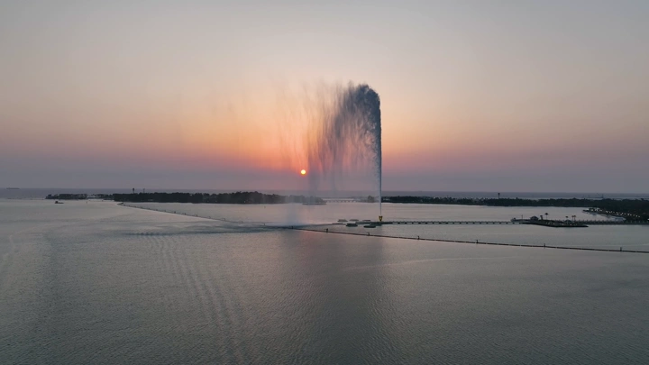 نافورة الملك فهد في جدة عند غروب الشمس، لقطة جوية.