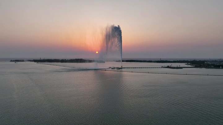 نافورة الملك فهد في جدة عند الغروب، لقطة جوية.