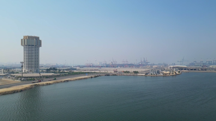 ميناء جدة الإسلامي مع برج ومرافق، لقطة جوية .