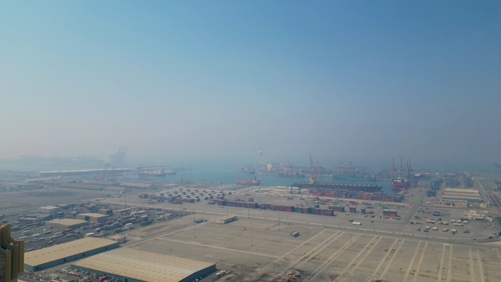 ميناء جدة الإسلامي في يوم ضبابي، لقطة جوية.