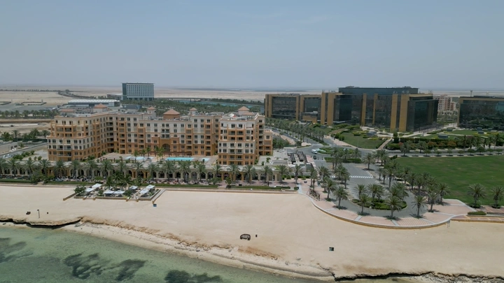 مدينة الملك عبدالله الاقتصادية على الساحل، لقطة جوية.