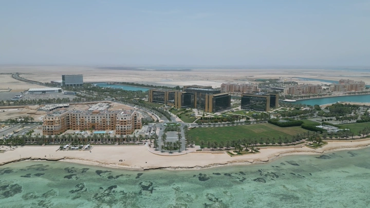 مدينة الملك عبدالله الاقتصادية على الساحل، لقطة جوية.