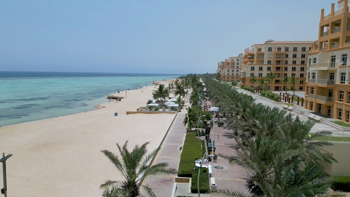 شاطئ ومباني في مدينة الملك عبدالله الاقتصادية، لقطة جوية.