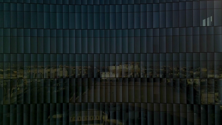 واجهة زجاجية لمبنى في شارع الأمير محمد بن عبدالعزيز، جدة، لقطة نهارية.