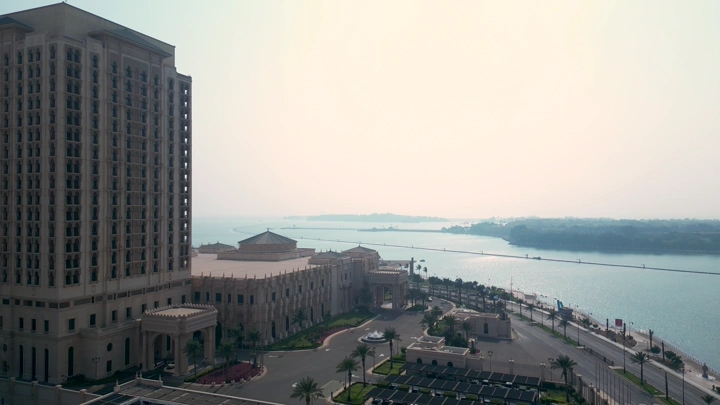 مبنى شاهق بجانب البحر في جدة، الوجهة البحرية .لقطة جوية.