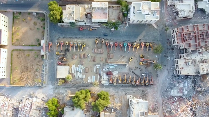 معدات ثقيلة في موقع بناء، لقطة جوية.