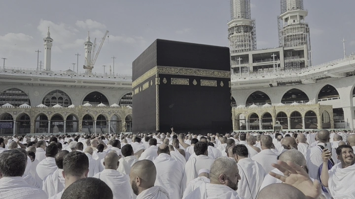 الكعبة المشرفة في الحرم المكي بمكة المكرمة، لقطة نهارية واسعة.