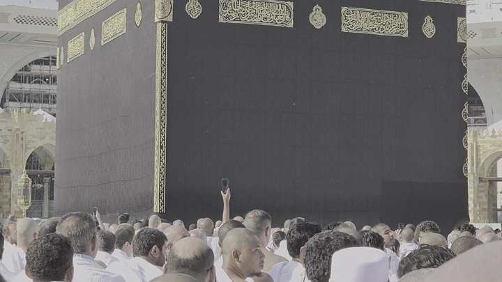 الكعبة المشرفة بمكة المكرمة مع حشود من الناس، لقطة نهارية.