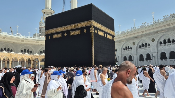 الكعبة المشرفة في الحرم المكي بمكة المكرمة، لقطة نهارية .