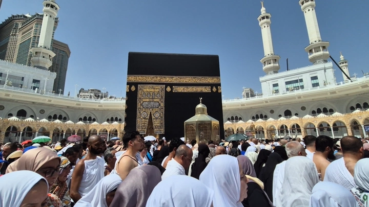 الكعبة المشرفة في الحرم المكي بمكة المكرمة، لقطة نهارية واسعة.