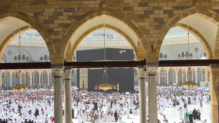 الكعبة المشرفة في الحرم المكي بمكة المكرمة، لقطة من الداخل.