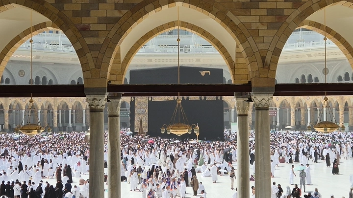 الكعبة المشرفة في الحرم المكي بمكة المكرمة، لقطة نهارية.