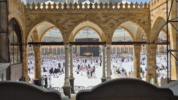 الحرم المكي في مكة المكرمة خلال النهار، لقطة من زاوية مرتفعة.