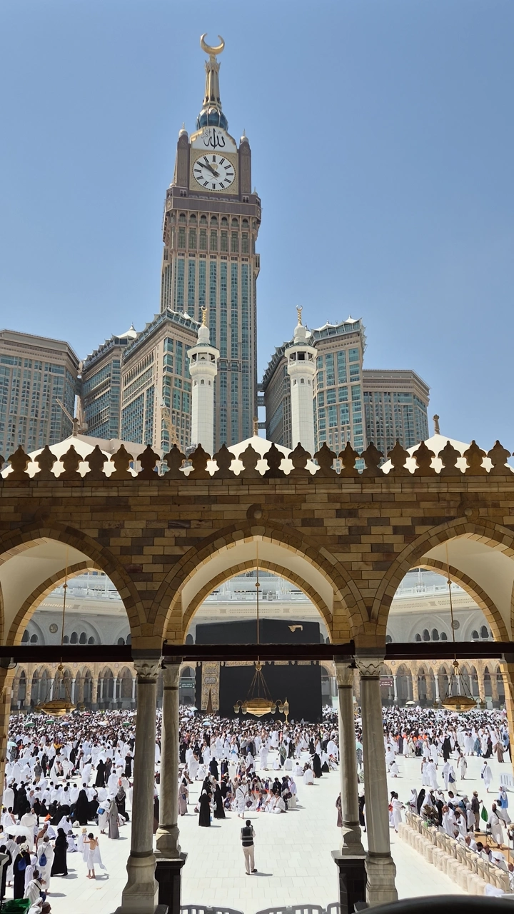 الكعبة المشرفة في الحرم المكي بمكة المكرمة، صورة نهارية.