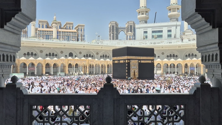 الكعبة وسط الحرم المكي في مكة المكرمة، لقطة نهارية.