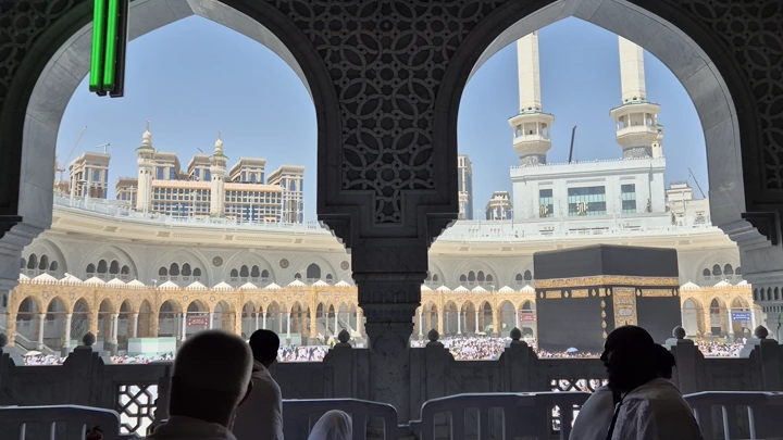 الكعبة في الحرم المكي بمكة المكرمة، لقطة من الداخل.