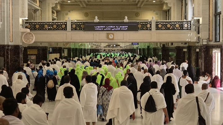 حجاج في الحرم المكي بمكة المكرمة، لقطة داخلية.