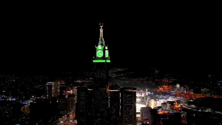 برج الساعة في مكة المكرمة ليلاً، لقطة جوية.
