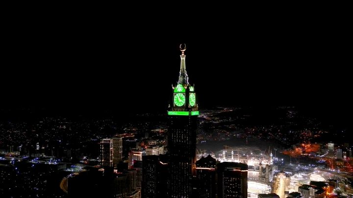 برج الساعة في مكة المكرمة ليلاً، لقطة جوية.