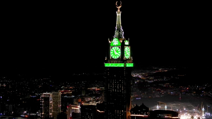 برج الساعة في مكة المكرمة ليلاً، لقطة جوية.