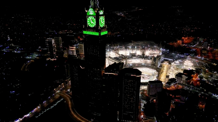 برج الساعة والحرم المكي ليلًا، لقطة جوية.