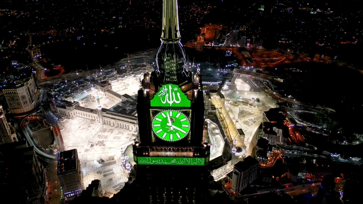 برج الساعة في مكة المكرمة ليلاً، لقطة جوية.