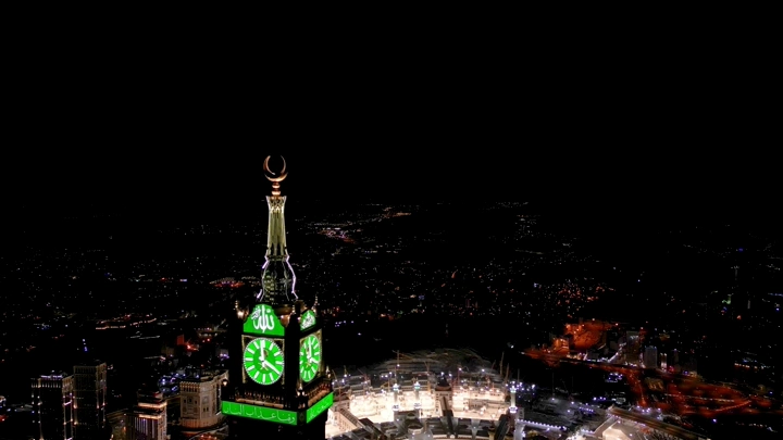 برج الساعة في مكة المكرمة ليلاً، منظر جوي.