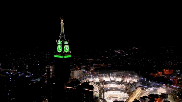 برج الساعة والحرم المكي ليلاً، لقطة جوية .