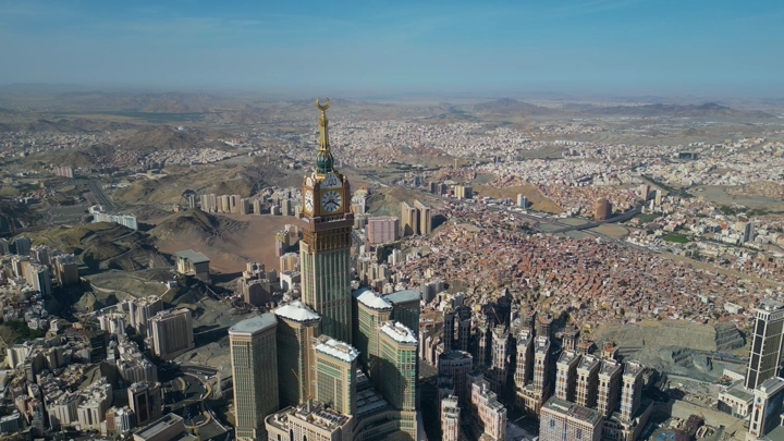 برج الساعة في مكة المكرمة، لقطة جوية نهارية.